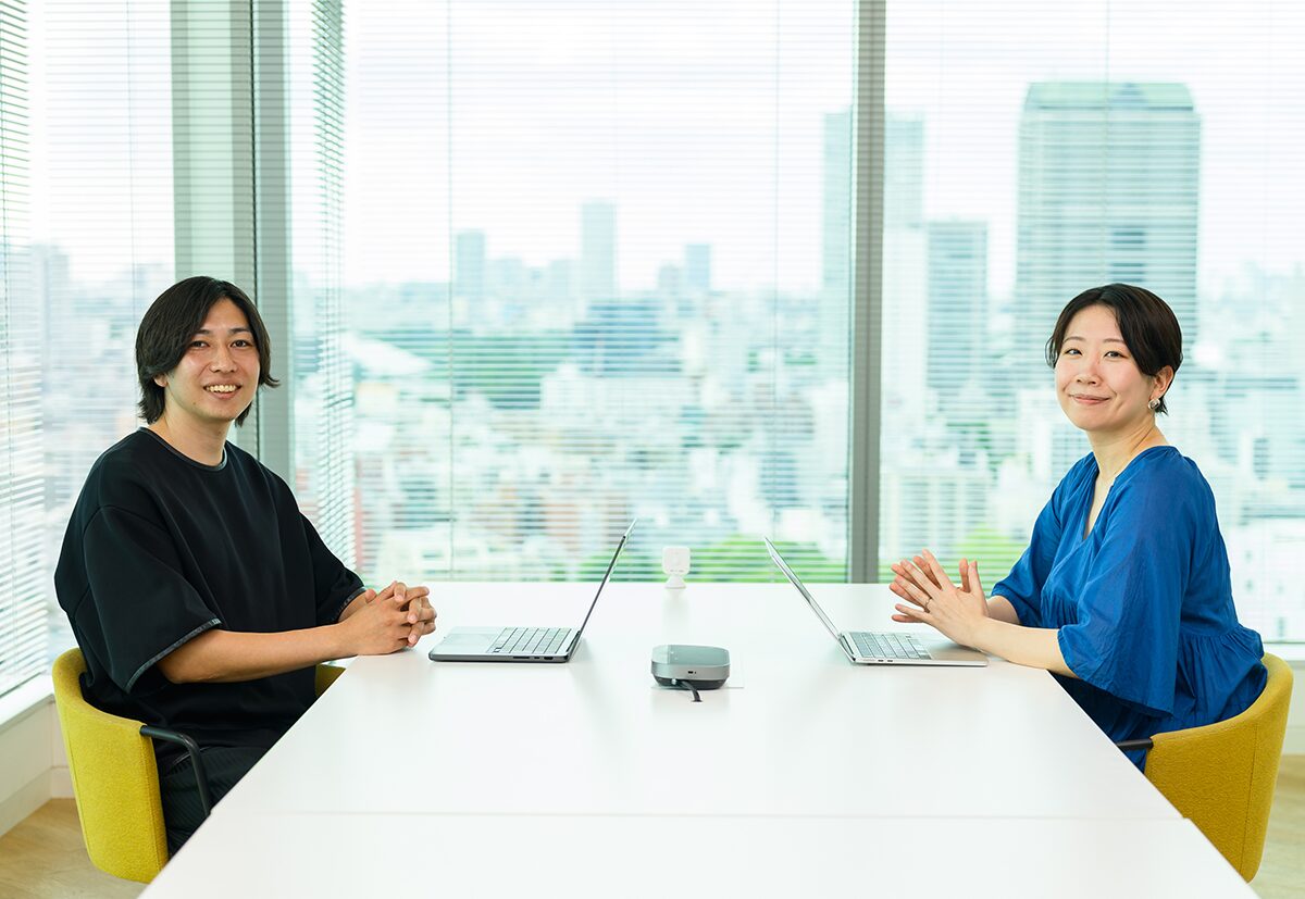 インタビュー中の吉岡泰之さん(Studio)と森岡つきかさん(SmartHR)