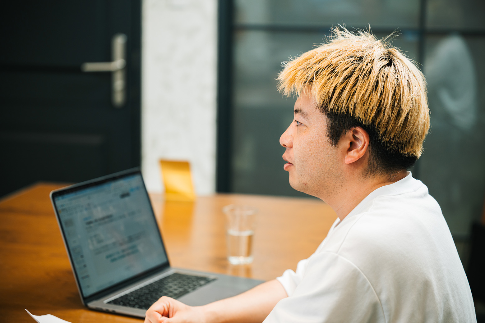 対談でWeb制作とAI活用について話す小島芳樹さん